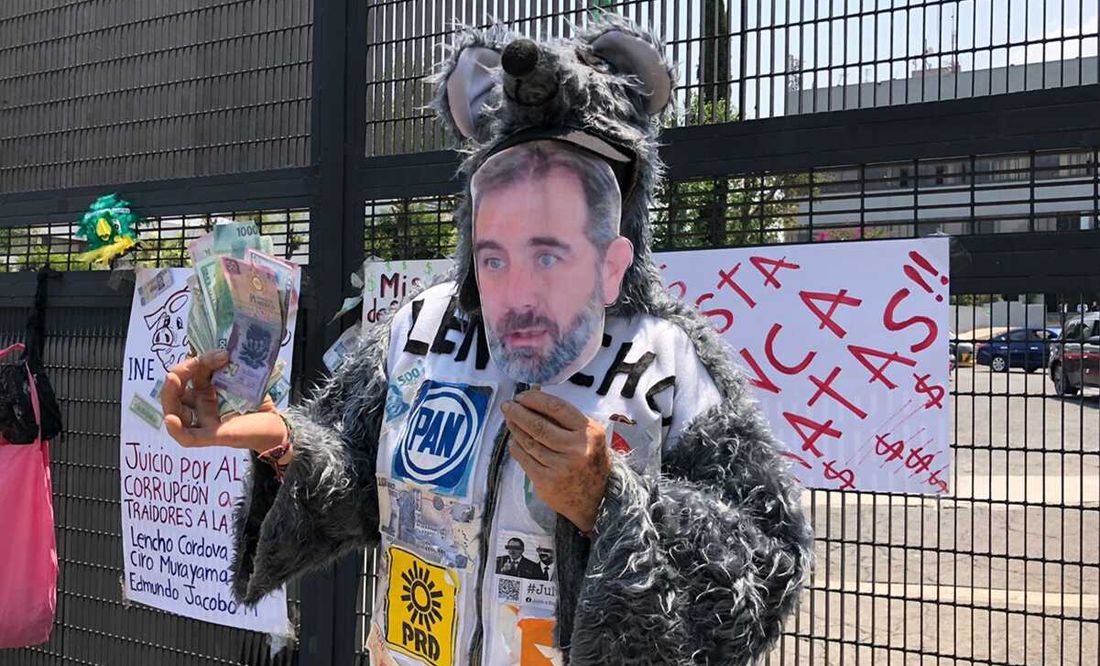 Con carteles y consignas, manifestantes afuera del INE exigen juicio contra Lorenzo Córdova