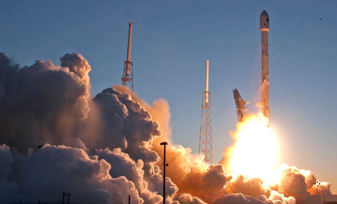 La NASA y SpaceX lanzan misión para llevar equipo a la Estación Espacial Internacional