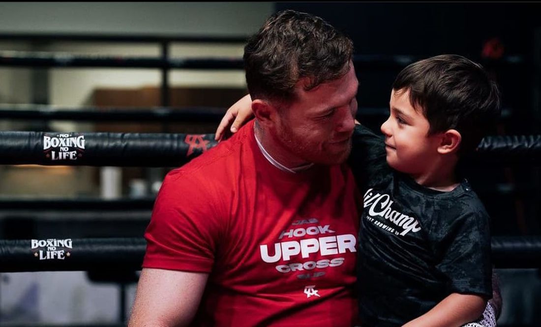  Canelo Álvarez entrena con su hijo de cara a la pelea con John Ryder