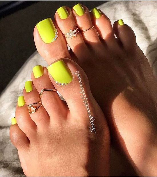 Uñas de los pies en color amarillo neón. Foto: Instagram @lolatoenailz