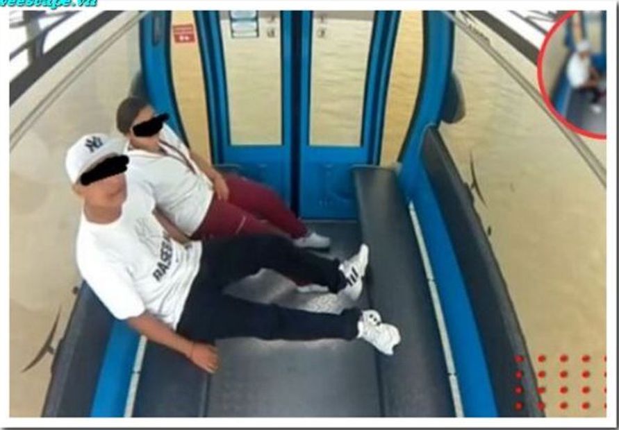 Una pareja que se subió al cablebus en Guayaquil, Ecuador, decidió tener sexo, a pesar de que la cabina tiene cámara. FOTO: CAPTURA