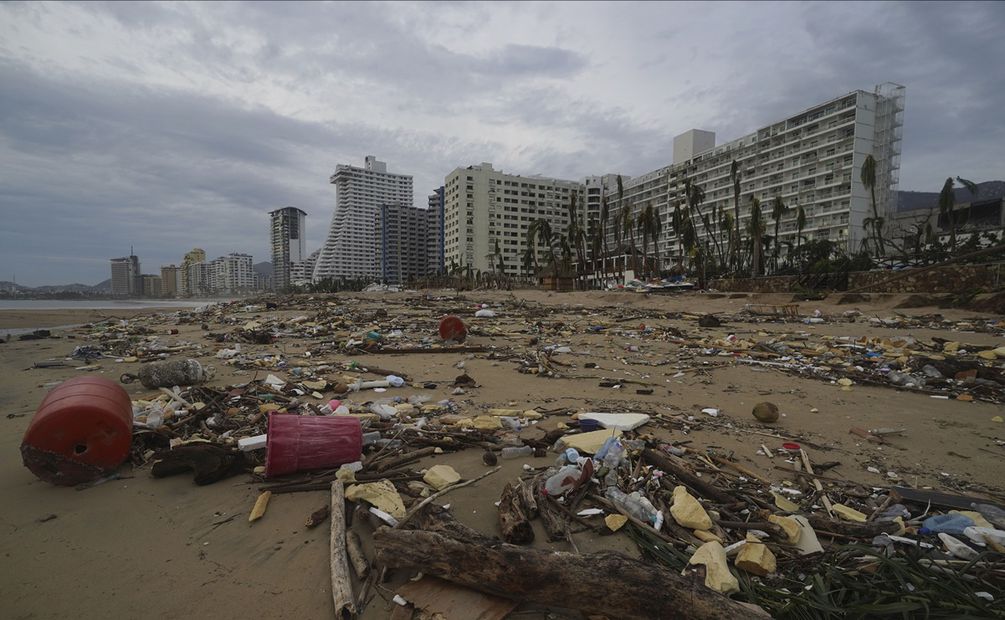 Restos de los destrozos en la plaza tras el devastador paso del huracán Otis por Acapulco. Foto: AP