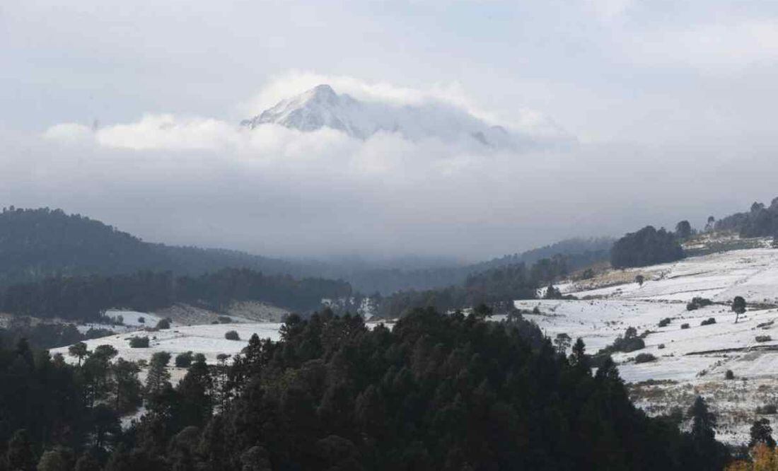 En plena primavera, nieve pinta de blanco el Nevado de Toluca