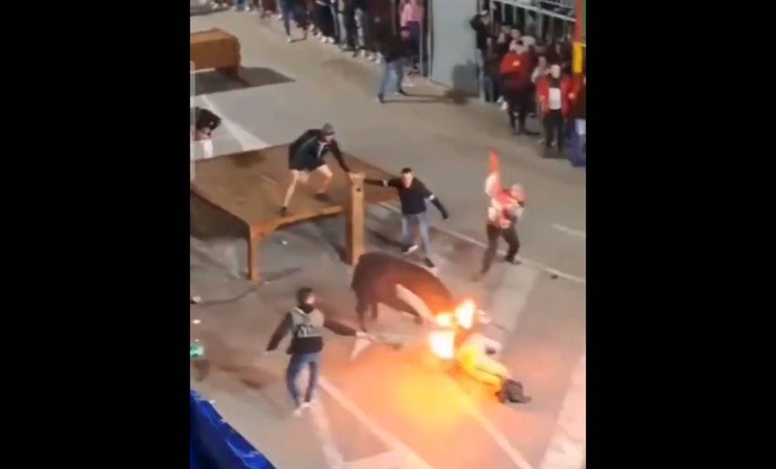 La 'venganza del toro': animal embiste a un hombre que le prendió fuego en los cuernos