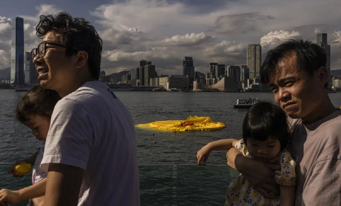 Se desinfla uno de los patos gigantes en Hong Kong