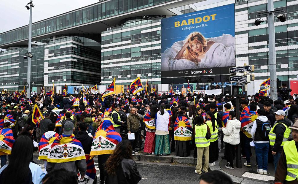 Integrantes de la comunidad tibetana en Francia, durante una manifestación en París en apoyo del Dalai Lama. Foto: AFP