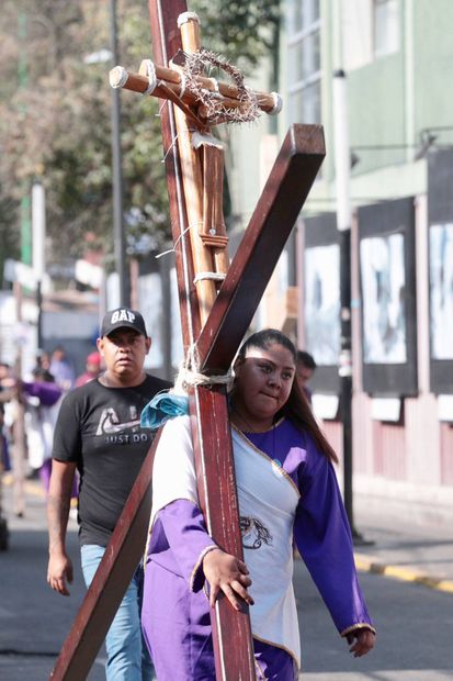 Nazarenos recorren las calles de los ocho Barrios en Iztapalapa en el marco de la 180 representación de la pasión, muerte y resurrección de Cristo. Foto: Juan Boites/ EL UNIVERSAL