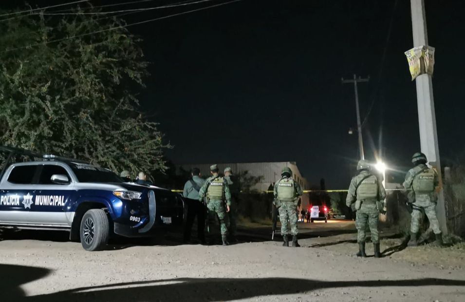 Fuerzas de seguridad resguardan la zona donde fueron hallados los cuerpos de dos hombres torturados en Sinaloa FOTO: Especial
