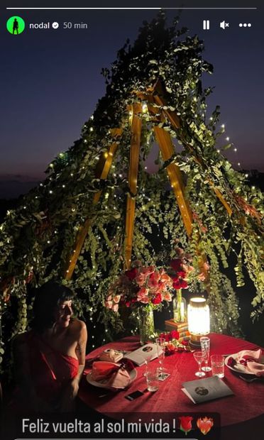 Christian Nodal celebra a Cazzu con romántica cena.