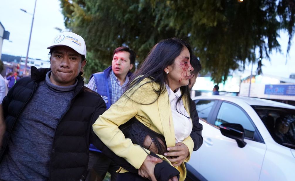 Mujer herida durante el tiroteo donde asesinaron al candidato presidencial Fernando Villavicencio en Quito, Ecuador. Foto: EFE