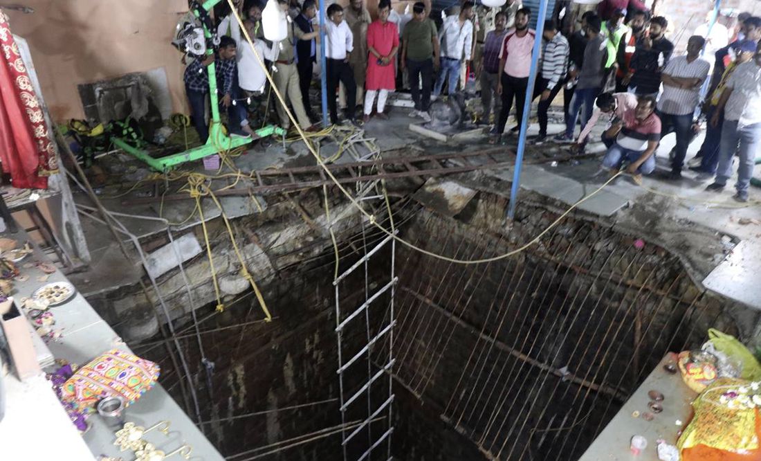 Suben a 35 los muertos al hundirse el suelo de un templo en la India