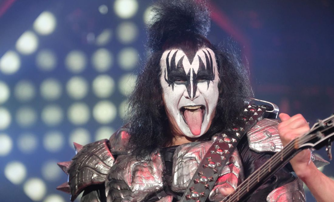 Gene Simmons, vocalista de Kiss, se siente mal en pleno concierto