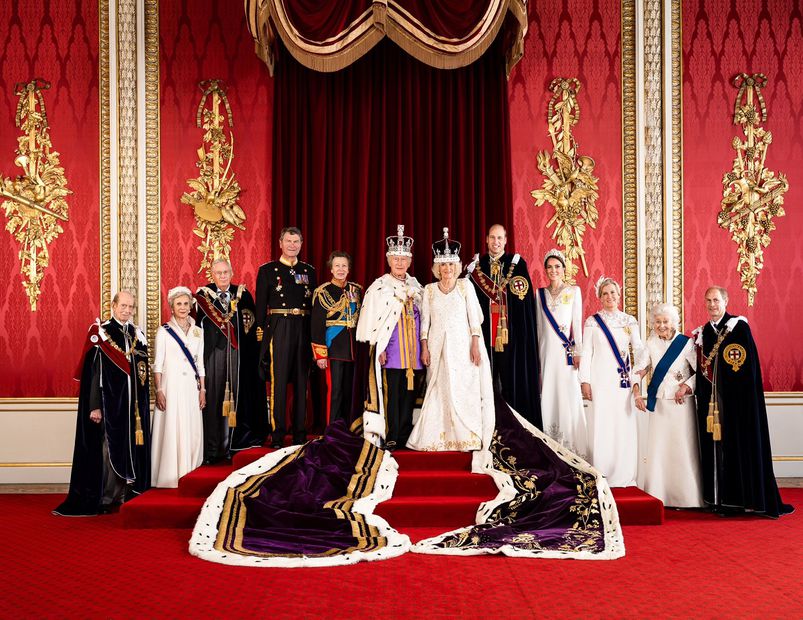 Foto oficial de la familia real británica tras la coronación del sábado 6 de mayo, en Londres. FOTO: TWITTER @RoyalFamily
