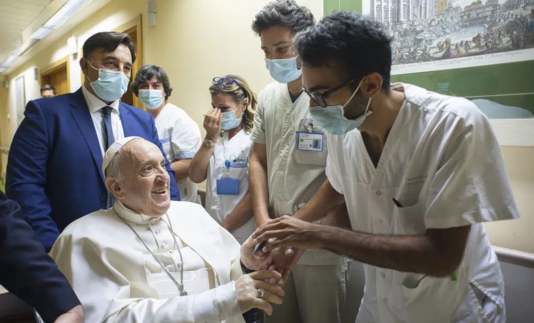 Papa Francisco siguió la misa desde la televisión del hospital y rezó en privado: Vaticano