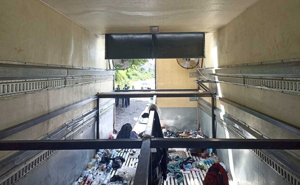 Caja seca de camión de carga estacionado en la carretera Tinaja-Cosoleacaque. Foto: Especial