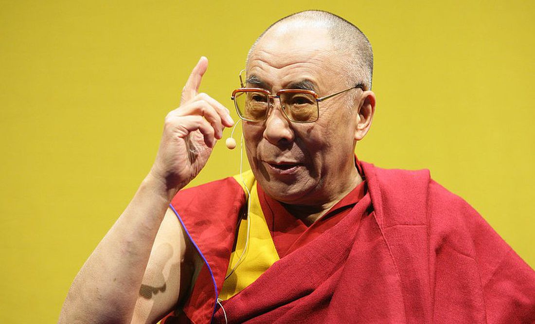  Dalái Lama se disculpa tras pedirle a un niño que le 'chupe la lengua'