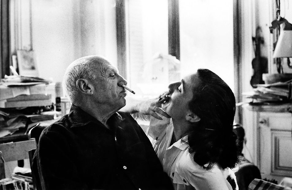 VIE03. VIENA (AUSTRIA), 05/12/07.- Fotografía "Fumando como gitanos" perteneciente a una exposición fotográfica de la galería Westlicht de Viena que muestra el lado más íntimo de la vida y el trabajo del pintor Pablo Ruiz Picasso. EFE/David Douglas Duncan, ***Solo uso editorial, Archivo EL UNIVERSAL. 
<p></p>
<p></p>
<p></p>
<p>