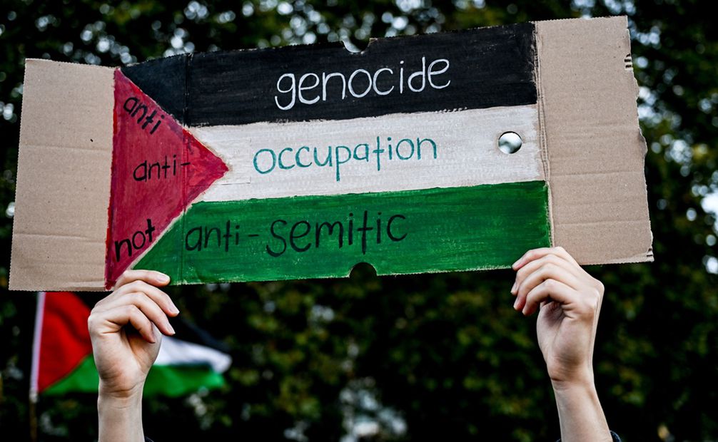 Un activista sostiene un mensaje durante una manifestación de solidaridad con los palestinos, en Berlín. Foto: EFE