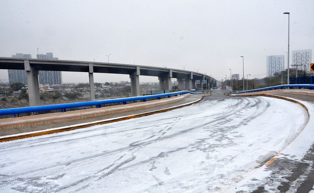 Por segundo día consecutivo, puentes de Monterrey han sido cerrados por congelamiento. Foto: Emilio Vázquez, El Universal