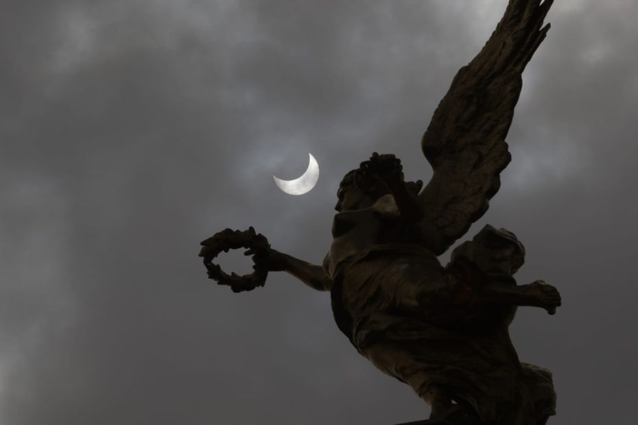 El Ángel de la Independencia, corazón de l CDMX, durante el eclipse solar 2023. Foto: Carlos Odín / EL UNIVERSAL