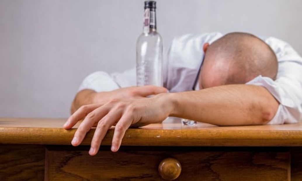 Con el alcohol, el cuerpo pierde vitaminas y minerales esenciales. Foto: Pixabay