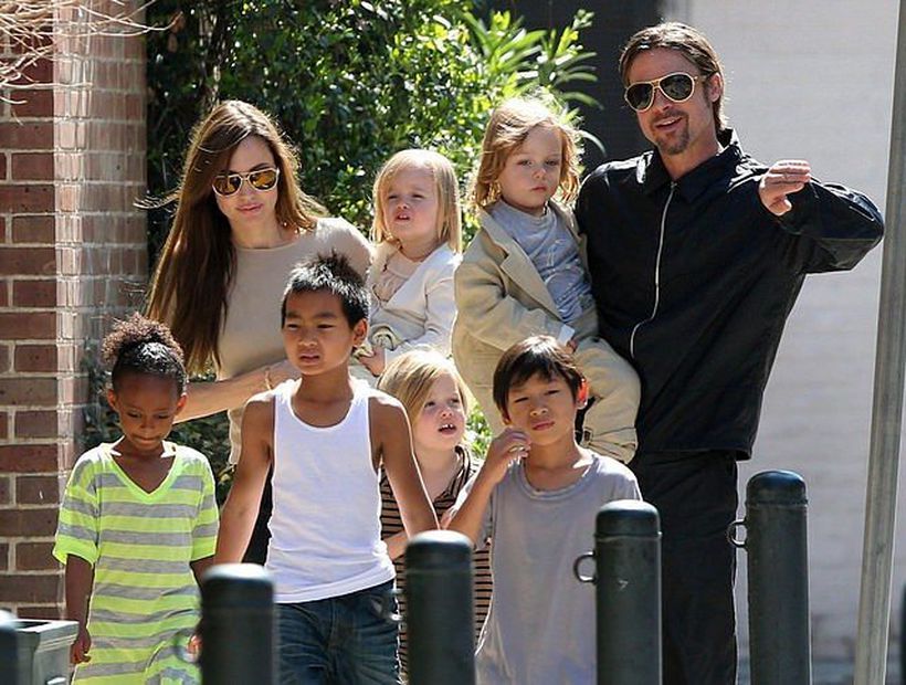 Brad, Angelina y sus seis hijos, entre biológicos y adoptados, cuando aún estaban juntos como familia. Fuente: Instagram @brangelinajoliepittofficial