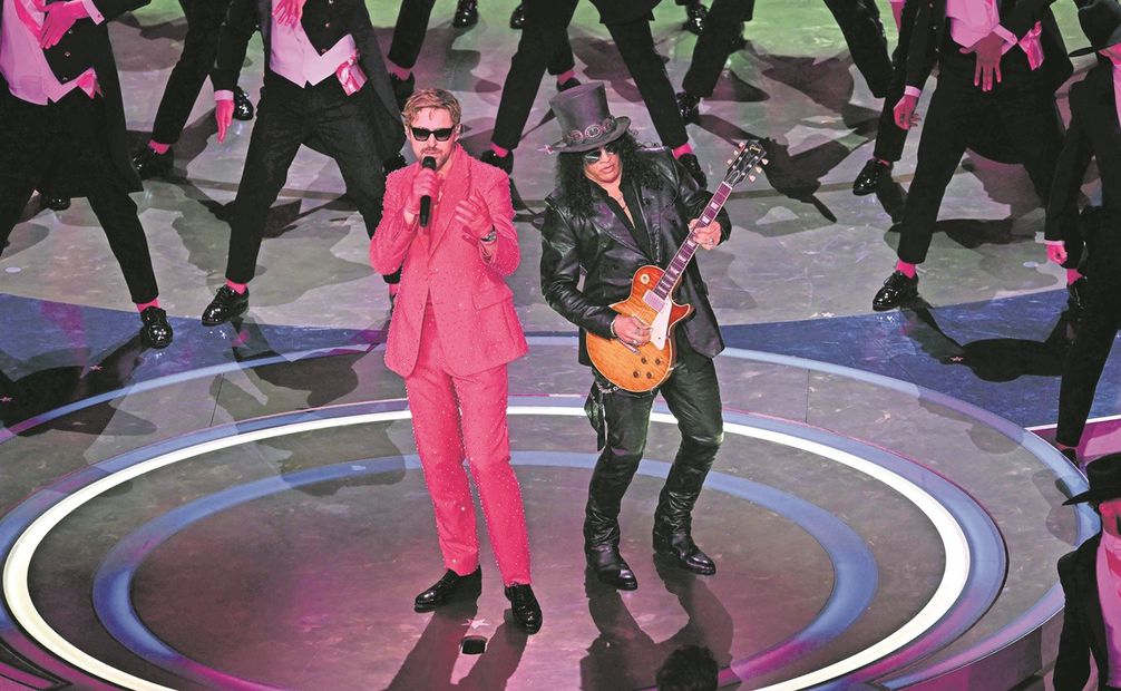 Ryan Gosling acompañado de Slash interpretó el tema “I’m just Ken”. Foto: AFP y AP