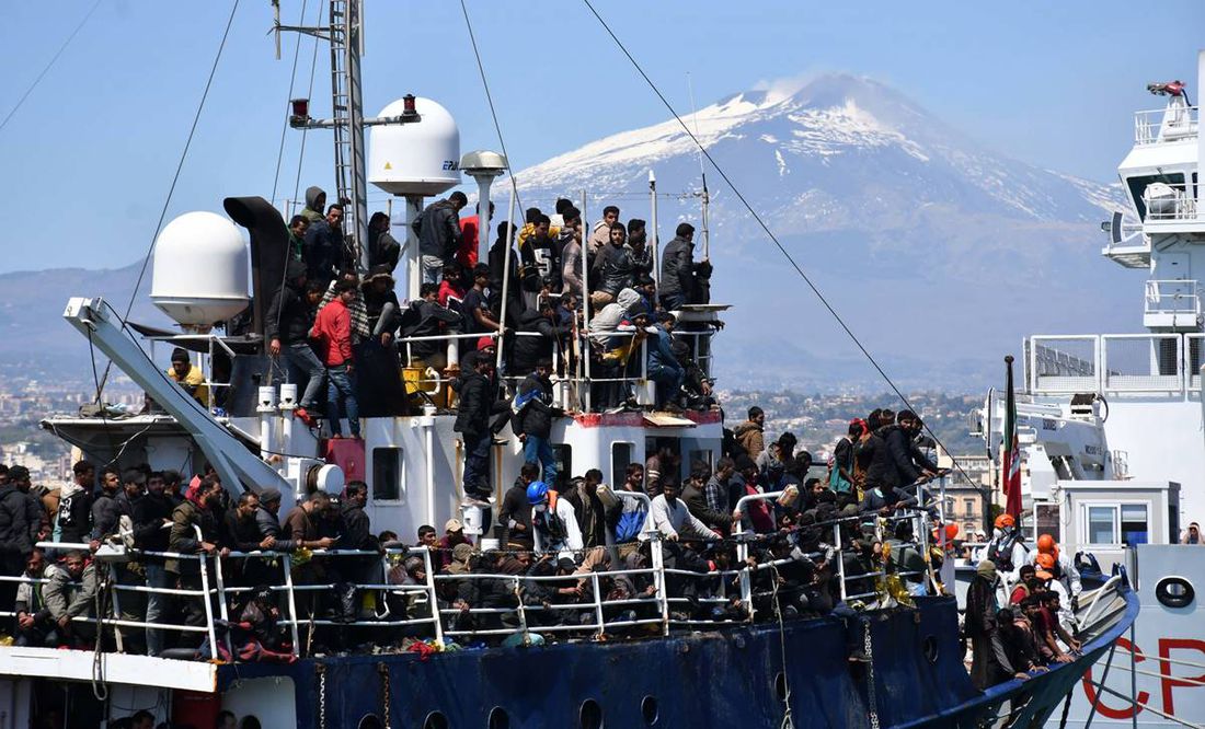 En plena alerta migratoria en Italia, 600 rescatados en altamar llegan a Sicilia