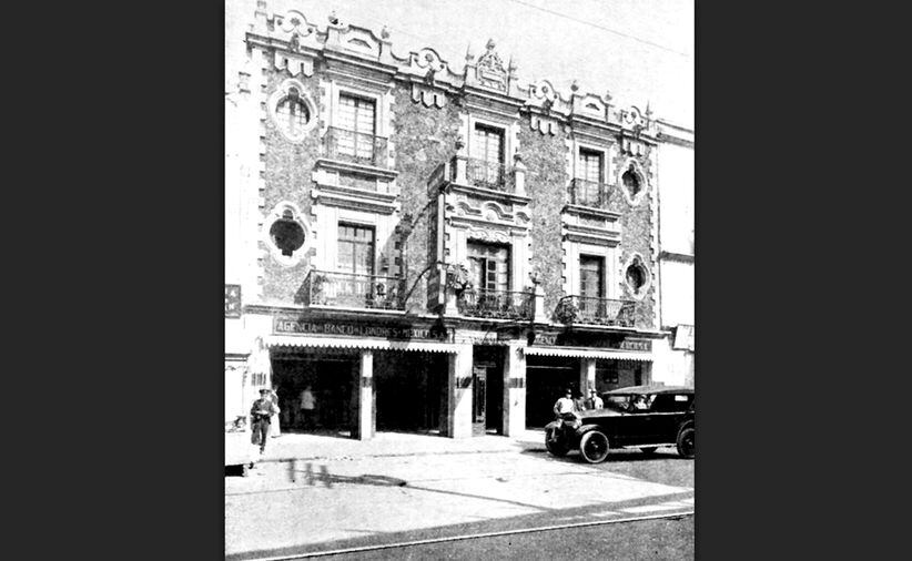 La sucursal del Banco de Londres y México ubicada en la calle de República de Uruguay, entre Correo Mayor y Las Cruces, en una fotografía de los años treinta. Este inmueble se mantiene en pie y ahora lo ocupan diversos establecimientos. 