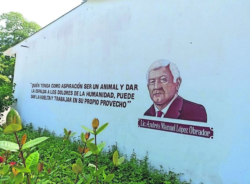 En la entrada del CCPI de Nacajuca, donde está la vieja vivienda, se reproduce un pensamiento y retrato del presidente López Obrador. Foto: Pedro Villa y Caña