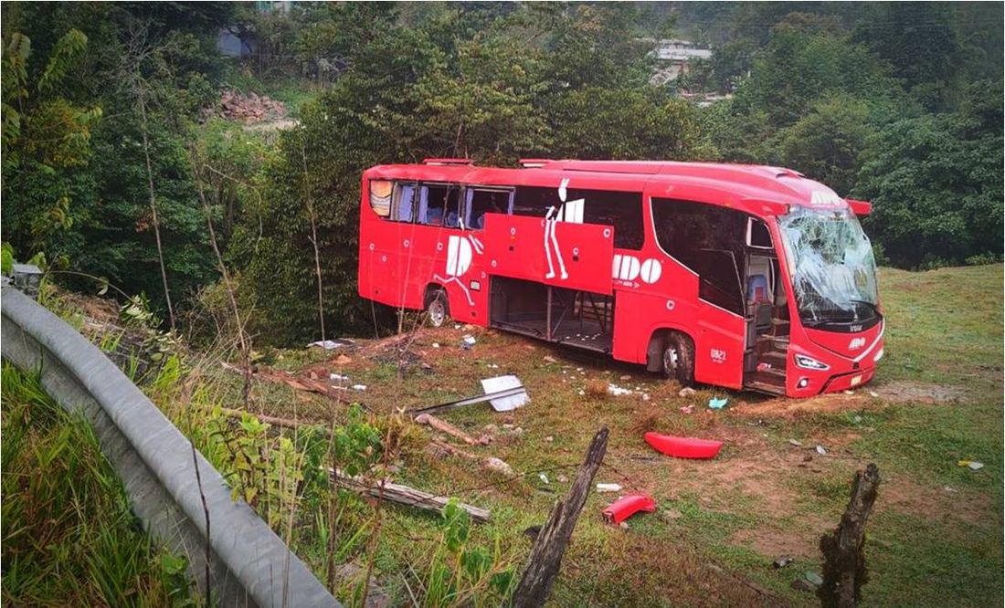 Chofer se da a la fuga tras volcar camión de pasajeros en barranco de Hidalgo; hay 19 heridos, 2 graves
