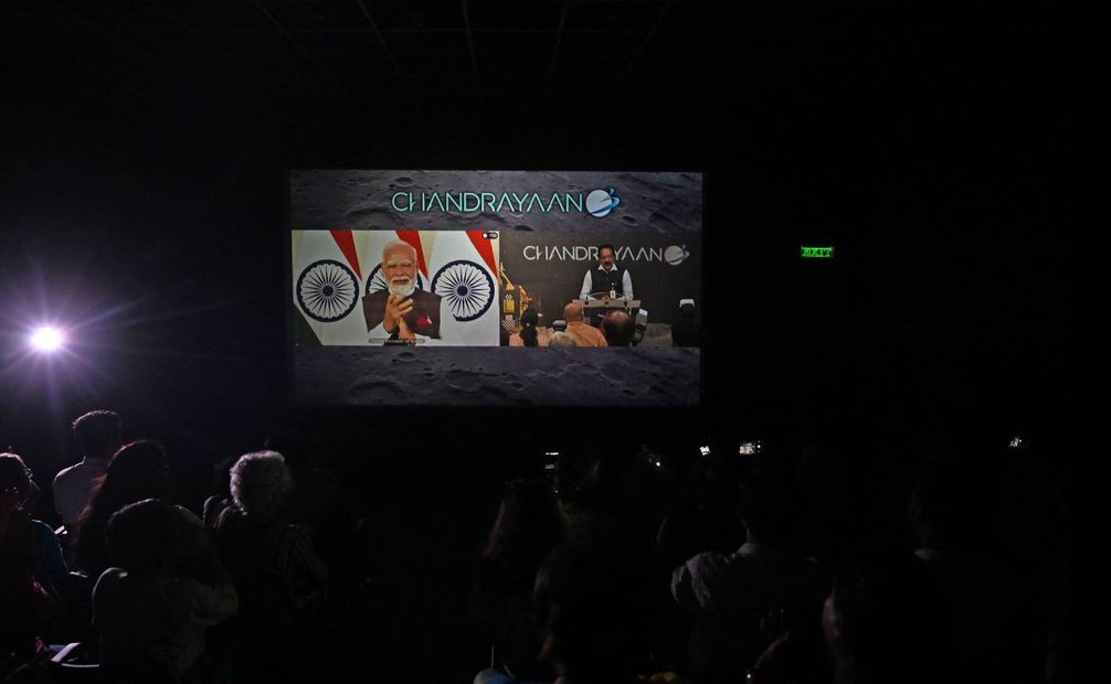 El Primer Ministro de la India, Narendra Modi felicita a la Organización de Investigación Espacial de la India (ISRO) por el exitoso alunizaje de la nave espacial Chandrayaan-3 en el polo sur de la Luna durante una transmisión en vivo del evento en un museo en Calcuta. Foto: AFP
