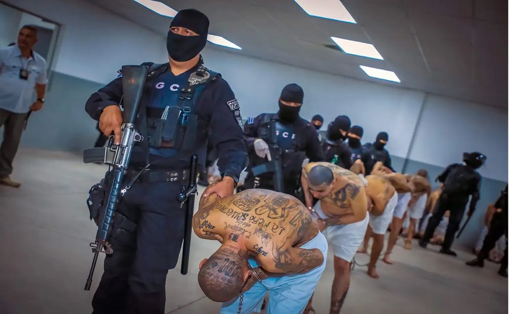 Los presos en El Salvador están rapados o con poco cabello; los rapan aproximadamente una vez por semana. Foto: La Nación/GDA