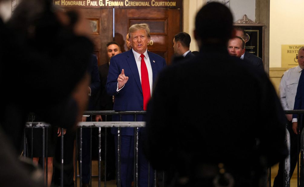 El ex presidente estadounidense Donald Trump habla con la prensa durante un descanso en la Corte Suprema del Estado de Nueva York. Foto: AFP