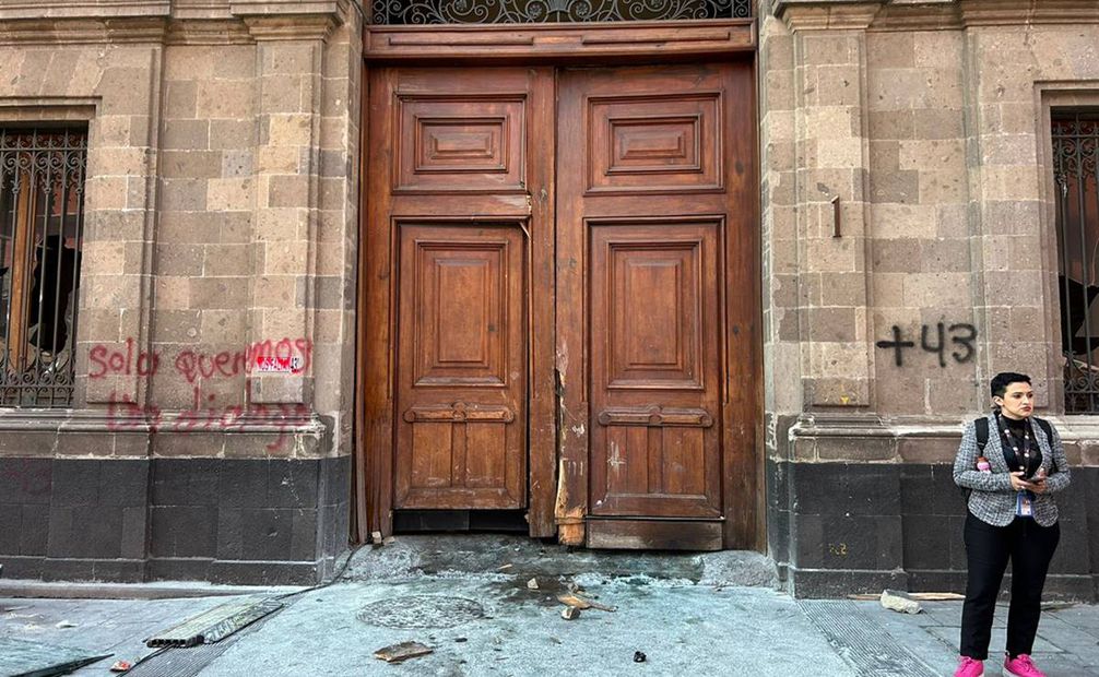 Puerta de acceso a Palacio Nacional sobre la calle de Moneda. Foto: Iván Montaño / EL UNIVERSAL