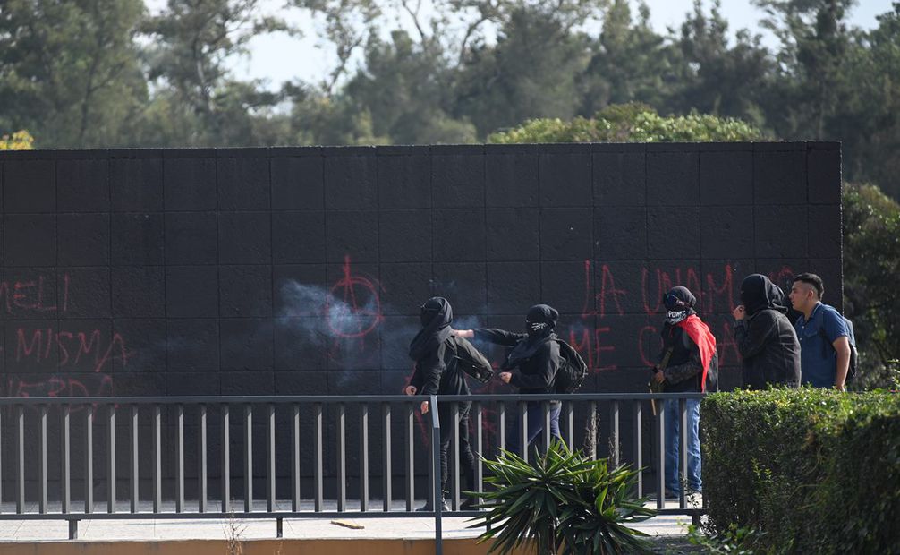 Un grupo de encapuchados realizaron pintas en protesta contra la designación de Lomelí Vanegas por la Junta de Gobierno de la UNAM. Foto: Especial