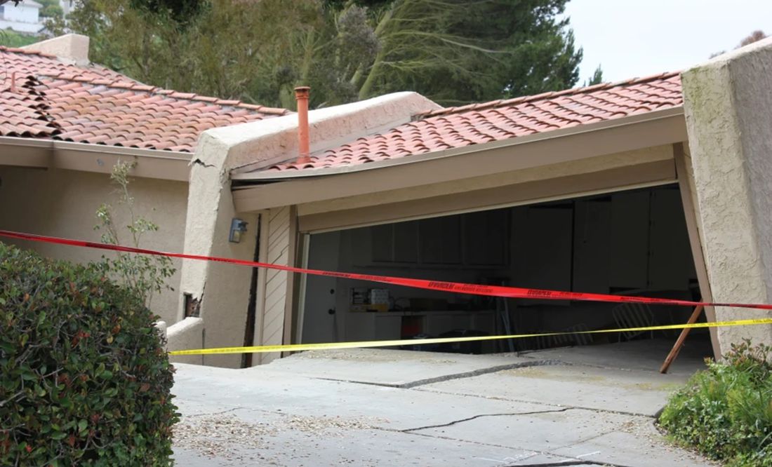 Alerta en California: tras alud, casas quedan en riesgo de desplomarse a un cañón