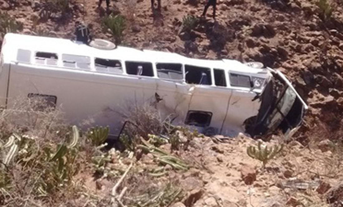 Autobús en el que viajaba equipo infantil de futbol de Colima cae a barranco en Jalisco