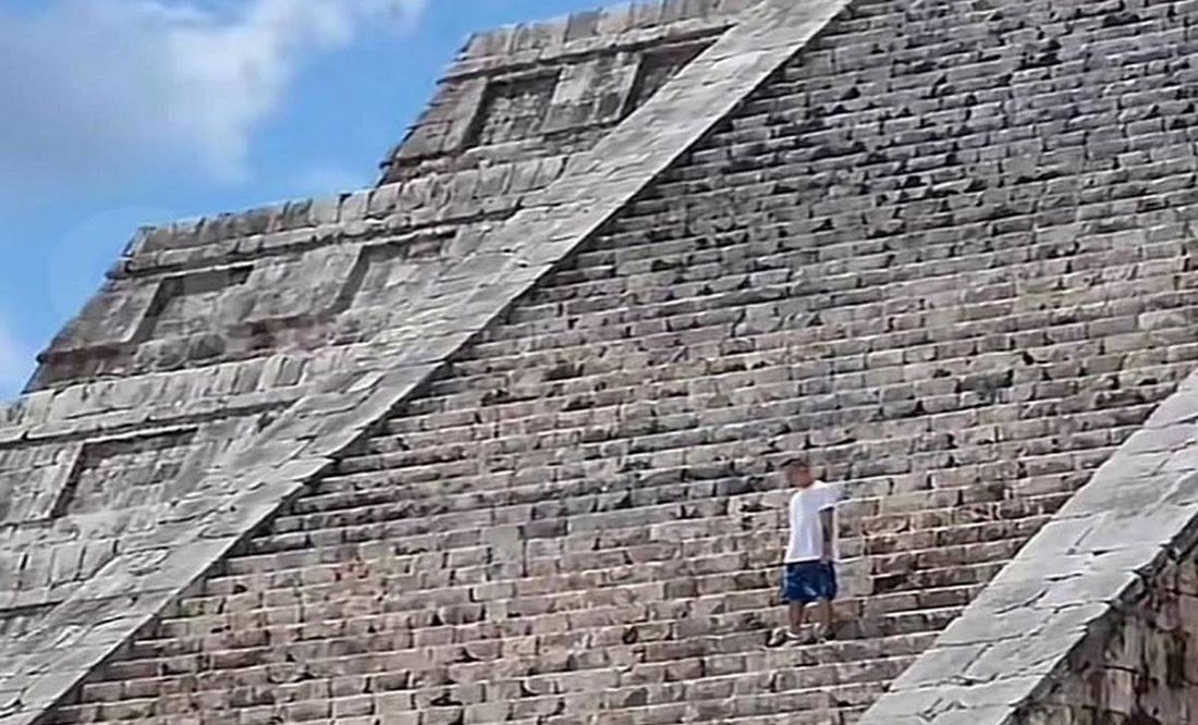 Multan a turista tras violar reglamento y subir al castillo de Chichén Itzá