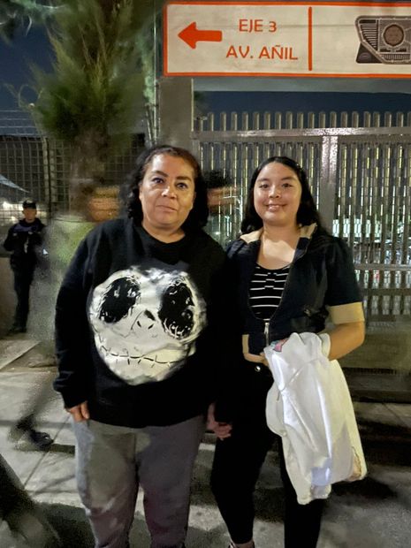 Jeimi Olvera y su mamá, fans de Peso Pluma, antes de entrar al concierto. Foto: Especial