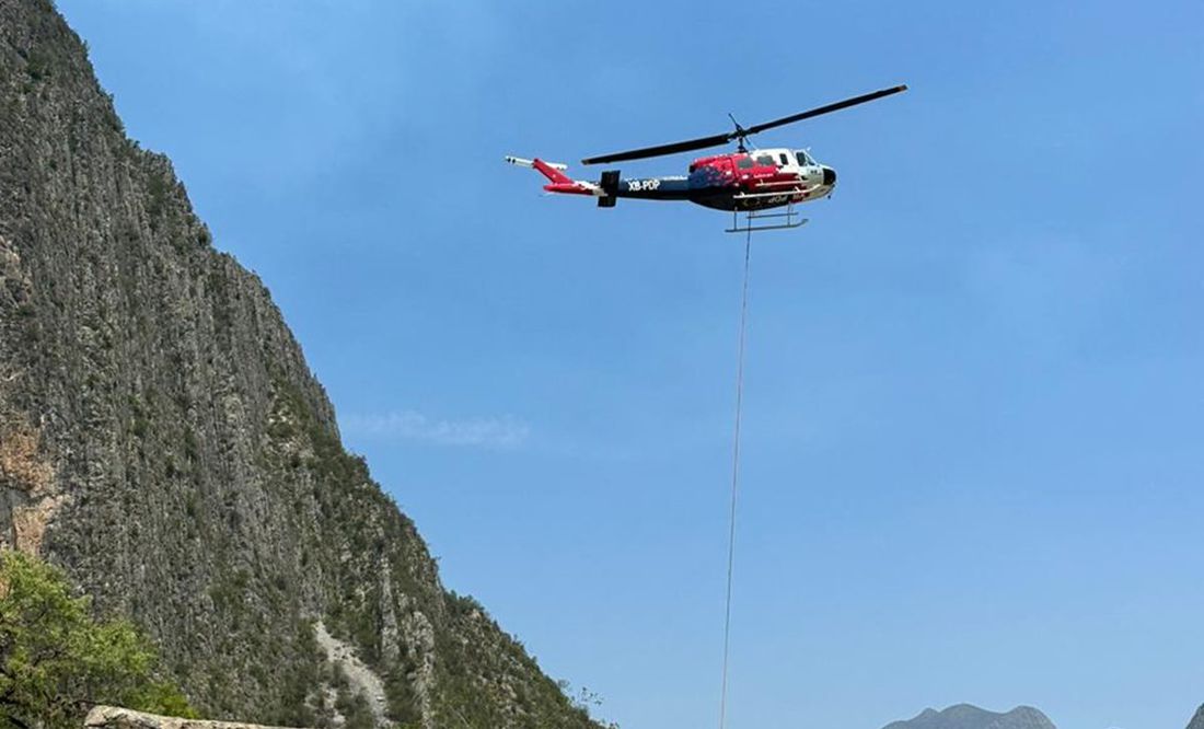 Helicóptero de la Marina se suma a labores de combate a incendio forestal en NL