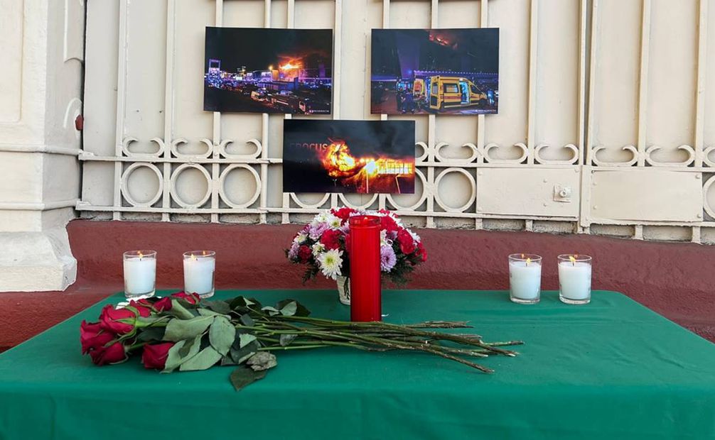 En la embajada rusa en la Ciudad de México comenzaron a depositarse las primeras flores para expresar las condolencias a las familias de las víctimas. Foto: Embajada de Rusia en México