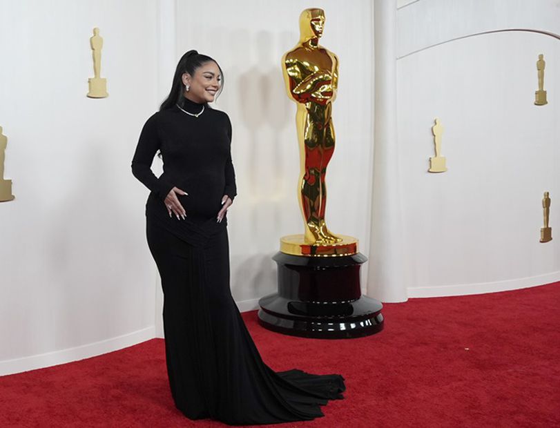Vanessa Hudgens presumiendo su embarazo en los Oscar 2024. Foto: AP