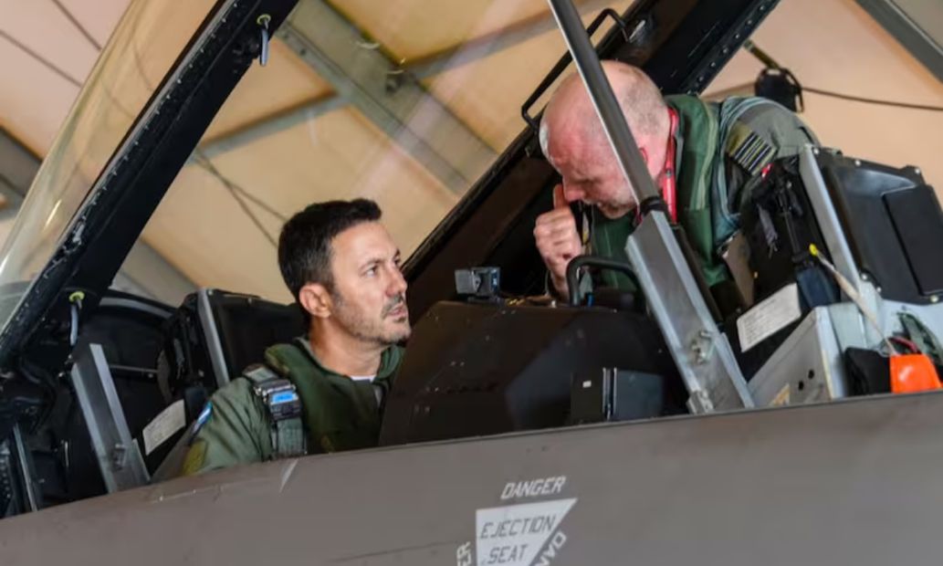 En Dinamarca, el ministro de Defensa se sentó en uno de los aviones que compró la Argentina. Foto: Archivo/ LA NACIÓN