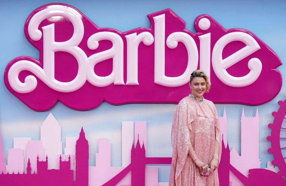 Greta Gerwig, directora de "Barbie" acaba de batir récord como la única cineasta mujer en superar la recaudación en taquillas de más de mil millones de dólares. 
<p>Foto: AP / Scott Garfitt