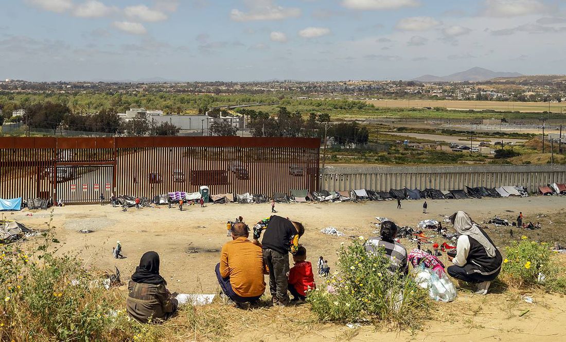 EU monitoreará con grillete electrónico a familias detenidas en la frontera