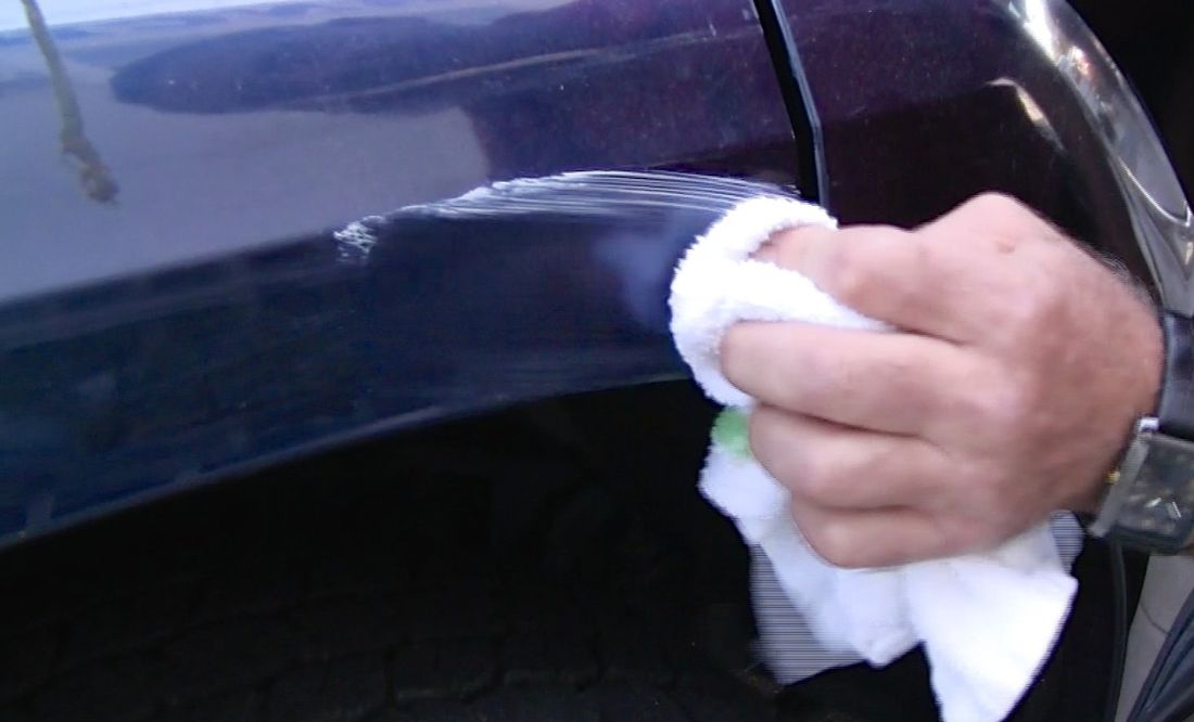 Cómo eliminar rayones en tu auto con quitaesmalte de uñas? - La Opinión