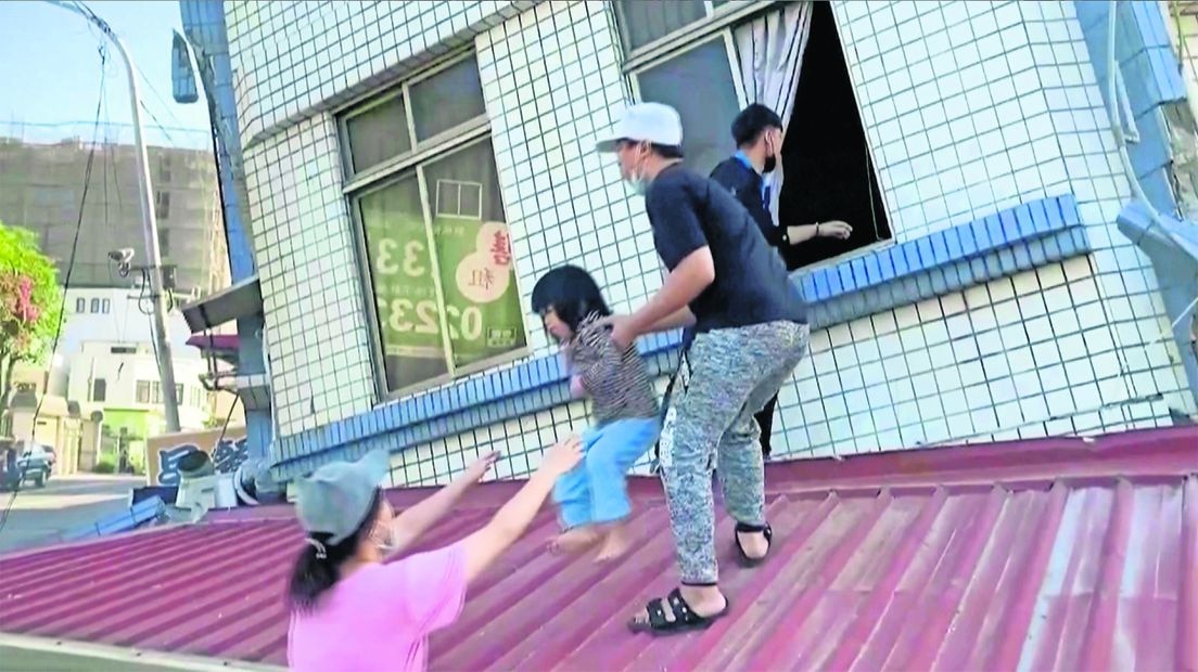 Los residentes rescatan a un niño de un edificio parcialmente derrumbado
<p>en Hualien, al este de Taiwán.