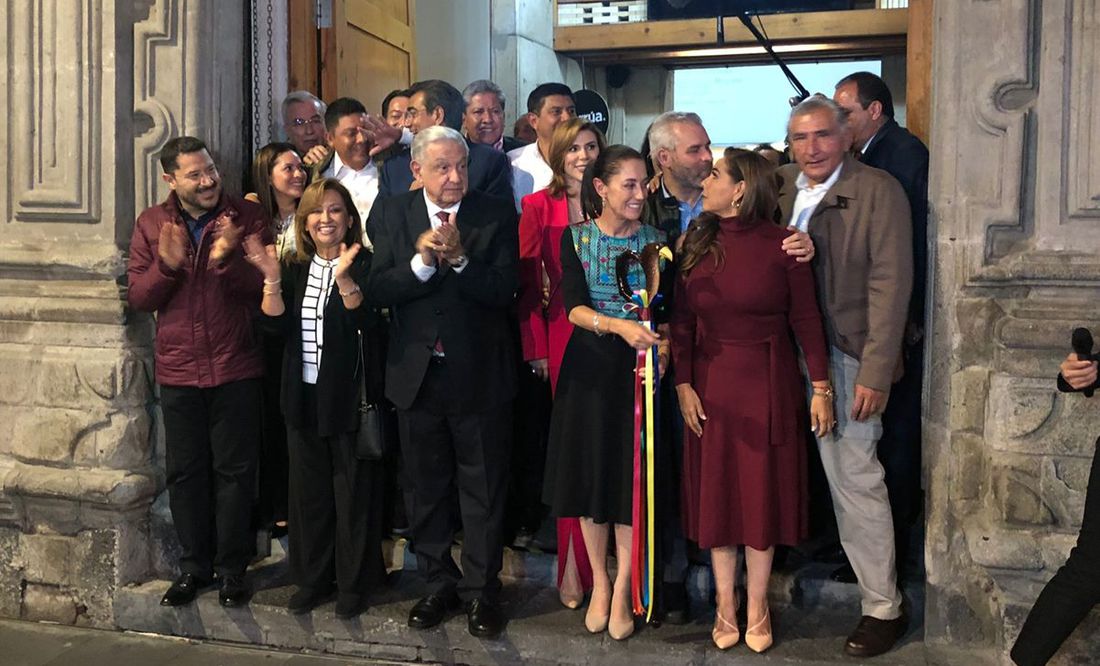Presidente Andrés Manuel López Obrador entrega bastón de mando a Claudia Sheinbaum. Foto: Diego Simón/EL UNIVERSAL