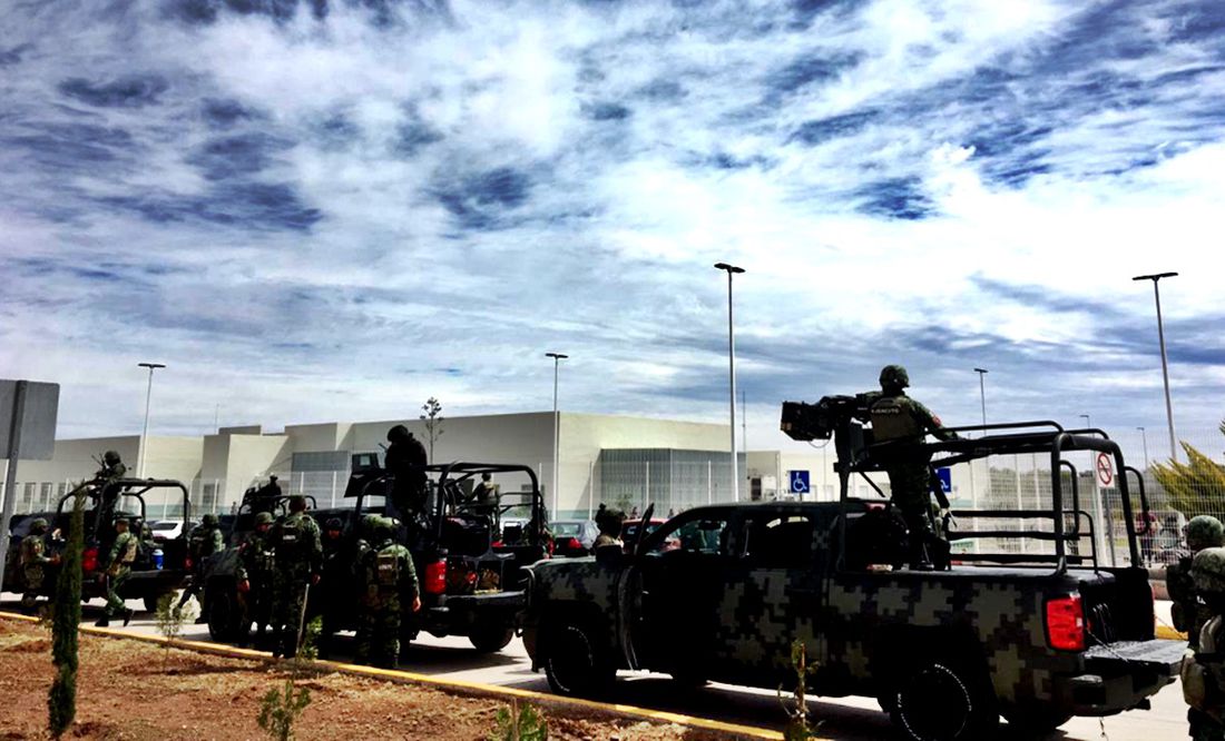 Previo a la llegada de AMLO, un fuerte operativo se observa frente al Hospital de la Mujer en Fresnillo, Zacatecas